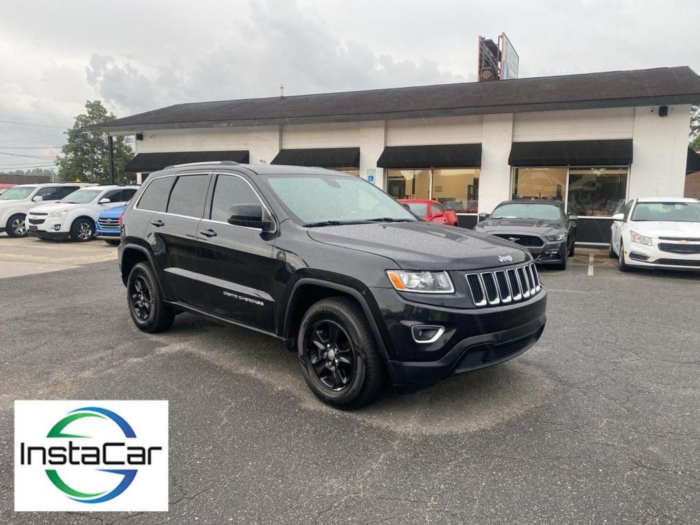 2015 Brilliant Black Crystal Pearl /Black Jeep Grand Cherokee Laredo (1C4RJFAG5FC) with an V6, 3.6L engine, 8-speed automatic transmission, located at 3147 E Independence Blvd, Charlotte, NC, 28205, 35.200268, -80.773651 - <b>Equipment</b><br>This mid-size suv offers Automatic Climate Control for personalized comfort. Bluetooth technology is built into this model, keeping your hands on the steering wheel and your focus on the road. Maintaining a stable interior temperature in this 2015 Jeep Grand Cherokee is easy wit - Photo#6