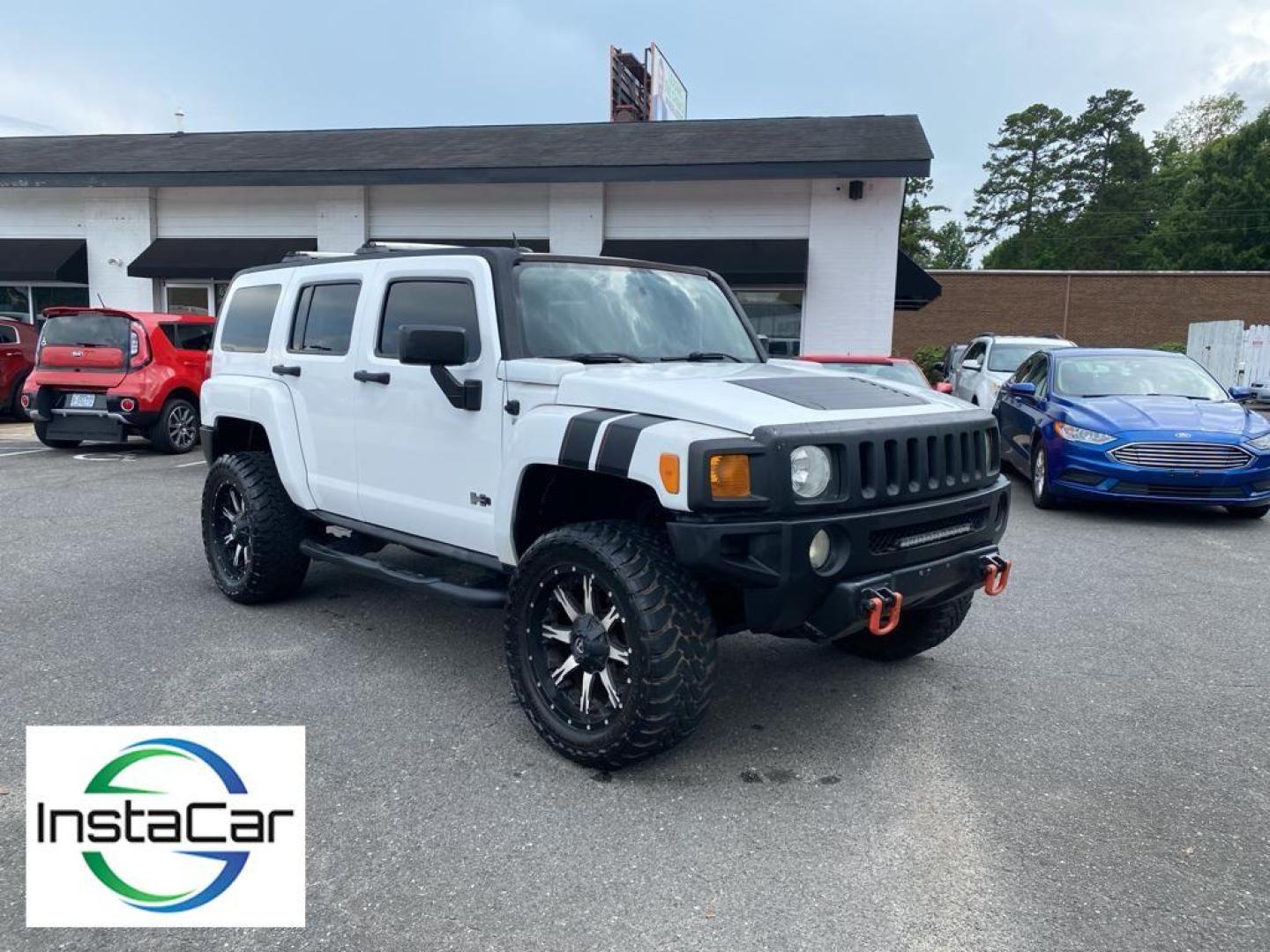 2008 Birch White /Ebony w/Pewter Piping Hummer H3 SUV Luxury (5GTEN43E288) with an L5, 3.7L engine, 4-speed automatic transmission, located at 3147 E Independence Blvd, Charlotte, NC, 28205, 35.200268, -80.773651 - <b>Equipment</b><br>The leather seats in it are a must for buyers looking for comfort, durability, and style. This Hummer H3 is equipped with the latest generation of XM/Sirius Radio. Enjoy the heated seats in this Hummer H3 you will never buy a vehicle without them. Everyone loves the comfort of h - Photo#6