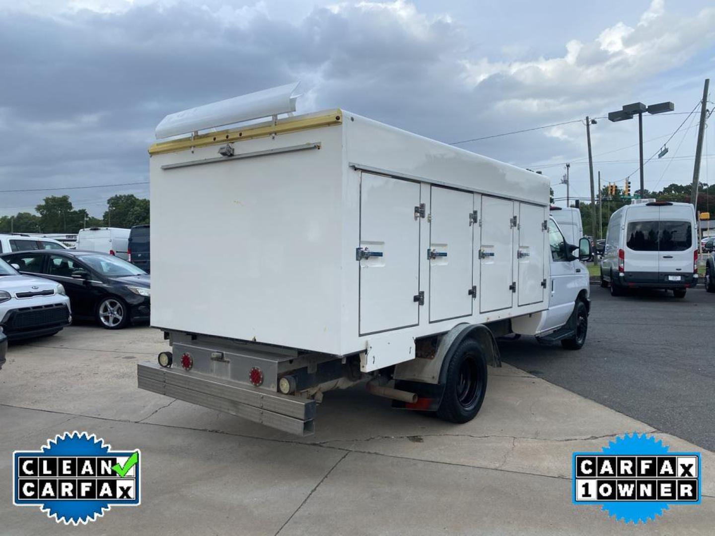 2017 Oxford White /Medium Flint Ford E-450 Super Duty Base (1FDXE4FSXHD) with an V10, 6.8L (415 CID) engine, 6-speed automatic transmission, located at 3147 E Independence Blvd, Charlotte, NC, 28205, 35.200268, -80.773651 - <b>Equipment</b><br>Our dealership has already run the CARFAX report and it is clean. A clean CARFAX is a great asset for resale value in the future. This vehicle is a certified CARFAX 1-owner. This model is rear wheel drive. Set the temperature exactly where you are most comfortable in it. The fan - Photo#11