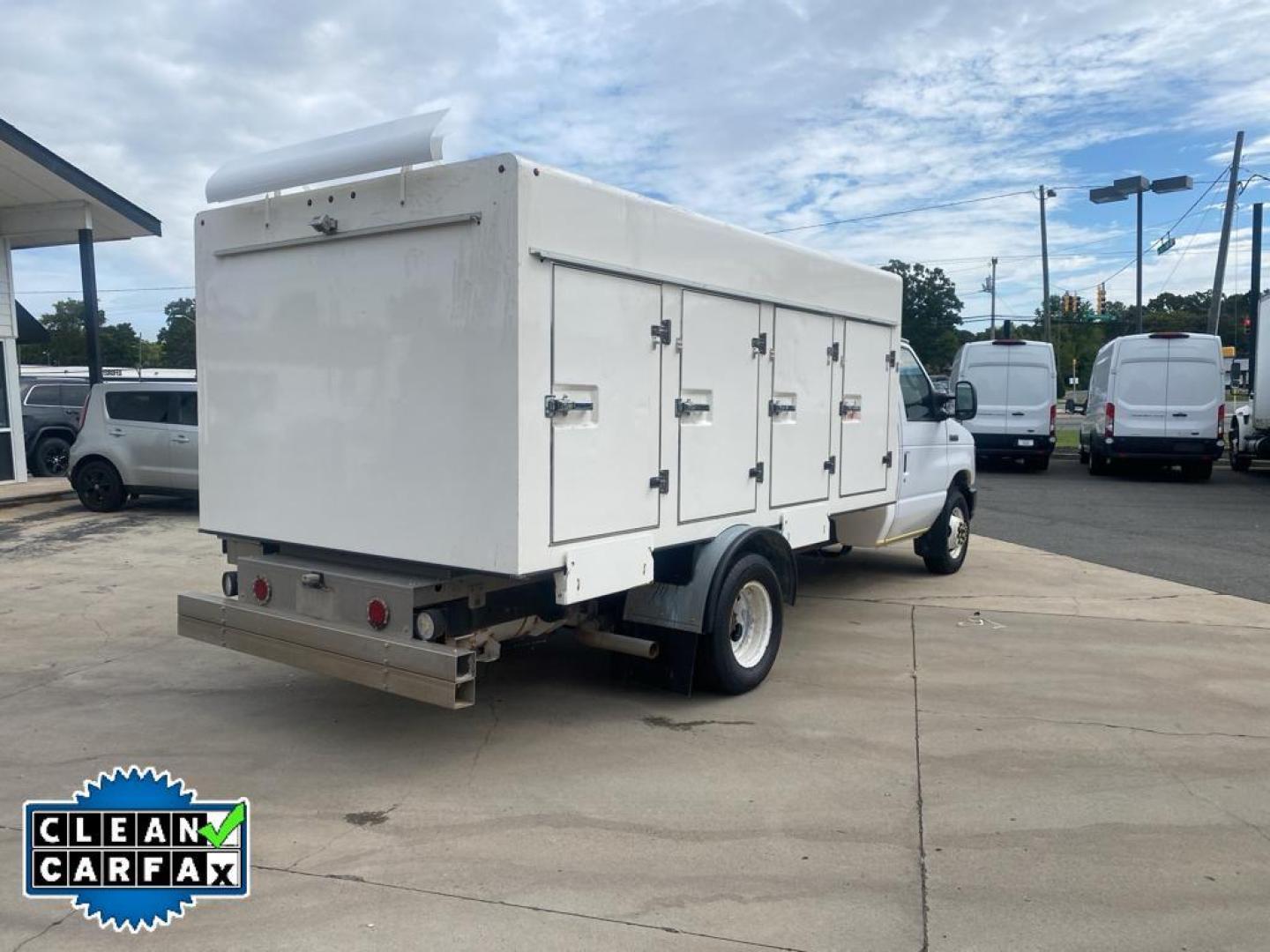 2018 Oxford White /Medium Flint Ford E-450 Super Duty Base (1FDXE4FS0JD) with an V10, 6.8L (415 CID) engine, 6-speed automatic transmission, located at 3147 E Independence Blvd, Charlotte, NC, 28205, 35.200268, -80.773651 - <b>Equipment</b><br>Our dealership has already run the CARFAX report and it is clean. A clean CARFAX is a great asset for resale value in the future. It embodies class and sophistication with its refined white exterior. This vehicle has a V10, 6.8L (415 CID) high output engine. Set the temperature - Photo#14