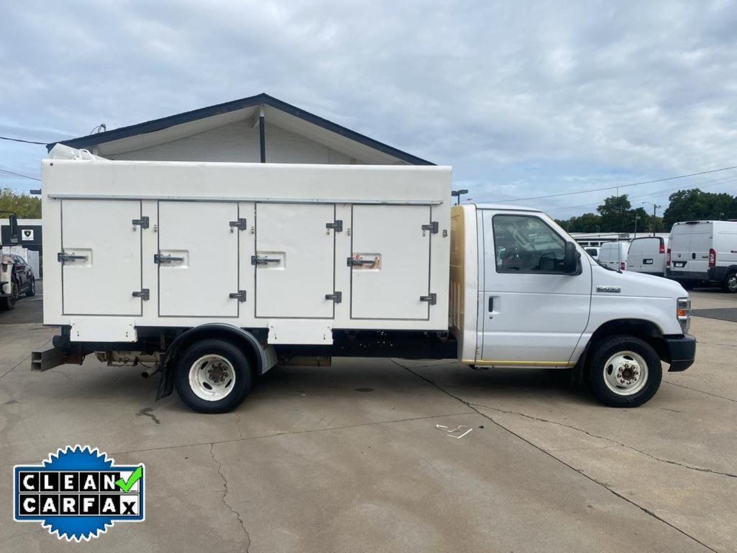 2018 Oxford White /Medium Flint Ford E-450 Super Duty Base (1FDXE4FS0JD) with an V10, 6.8L (415 CID) engine, 6-speed automatic transmission, located at 3147 E Independence Blvd, Charlotte, NC, 28205, 35.200268, -80.773651 - Photo#15