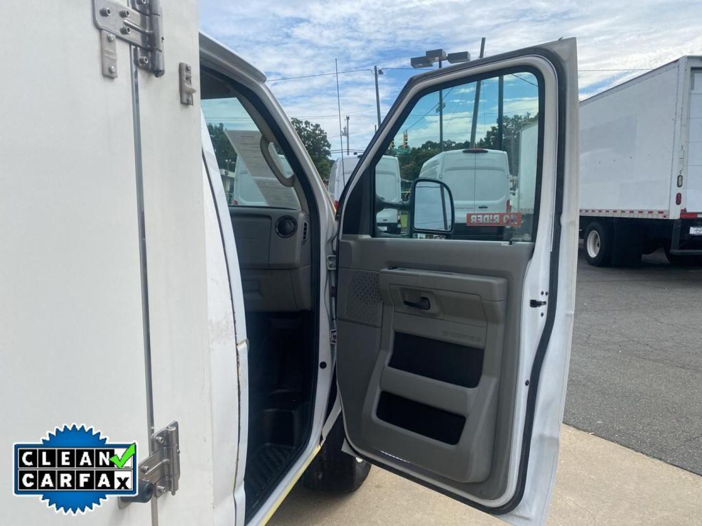 2018 Oxford White /Medium Flint Ford E-450 Super Duty Base (1FDXE4FS0JD) with an V10, 6.8L (415 CID) engine, 6-speed automatic transmission, located at 3147 E Independence Blvd, Charlotte, NC, 28205, 35.200268, -80.773651 - Photo#22