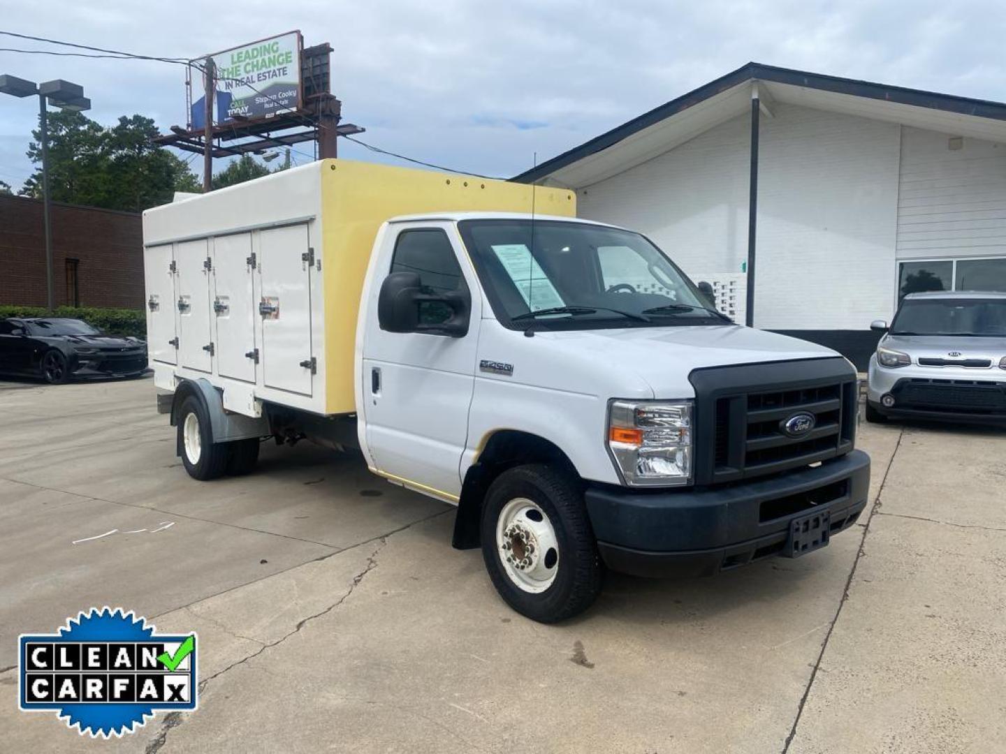 2018 Oxford White /Medium Flint Ford E-450 Super Duty Base (1FDXE4FS0JD) with an V10, 6.8L (415 CID) engine, 6-speed automatic transmission, located at 3147 E Independence Blvd, Charlotte, NC, 28205, 35.200268, -80.773651 - <b>Equipment</b><br>Our dealership has already run the CARFAX report and it is clean. A clean CARFAX is a great asset for resale value in the future. It embodies class and sophistication with its refined white exterior. This vehicle has a V10, 6.8L (415 CID) high output engine. Set the temperature - Photo#8