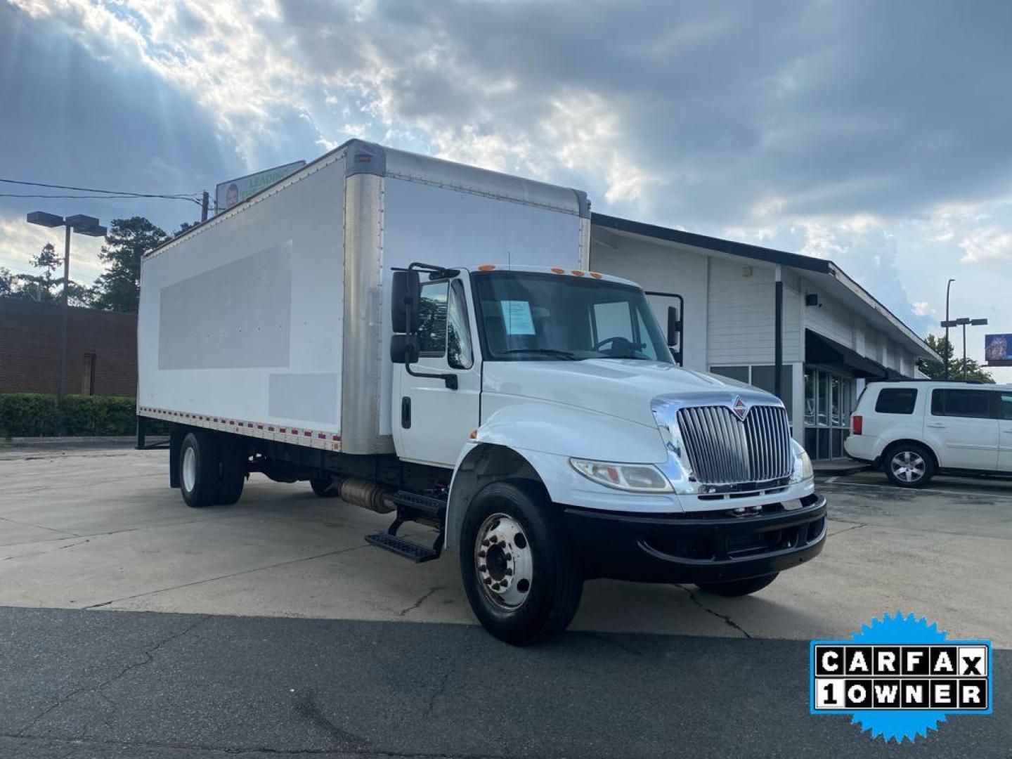 2017 WHITE International DuraStar 4300 (1HTMMMMM6HH) with an 6 Cyl, 6.7L engine, Automatic transmission, located at 3147 E Independence Blvd, Charlotte, NC, 28205, 35.200268, -80.773651 - Photo#5