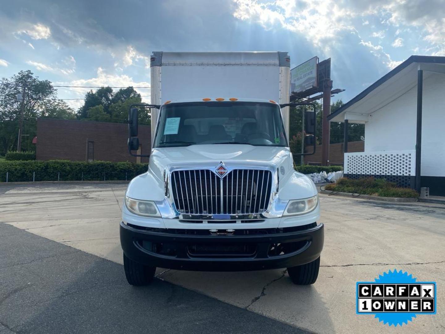 2017 WHITE International DuraStar 4300 (1HTMMMMM6HH) with an 6 Cyl, 6.7L engine, Automatic transmission, located at 3147 E Independence Blvd, Charlotte, NC, 28205, 35.200268, -80.773651 - Photo#6