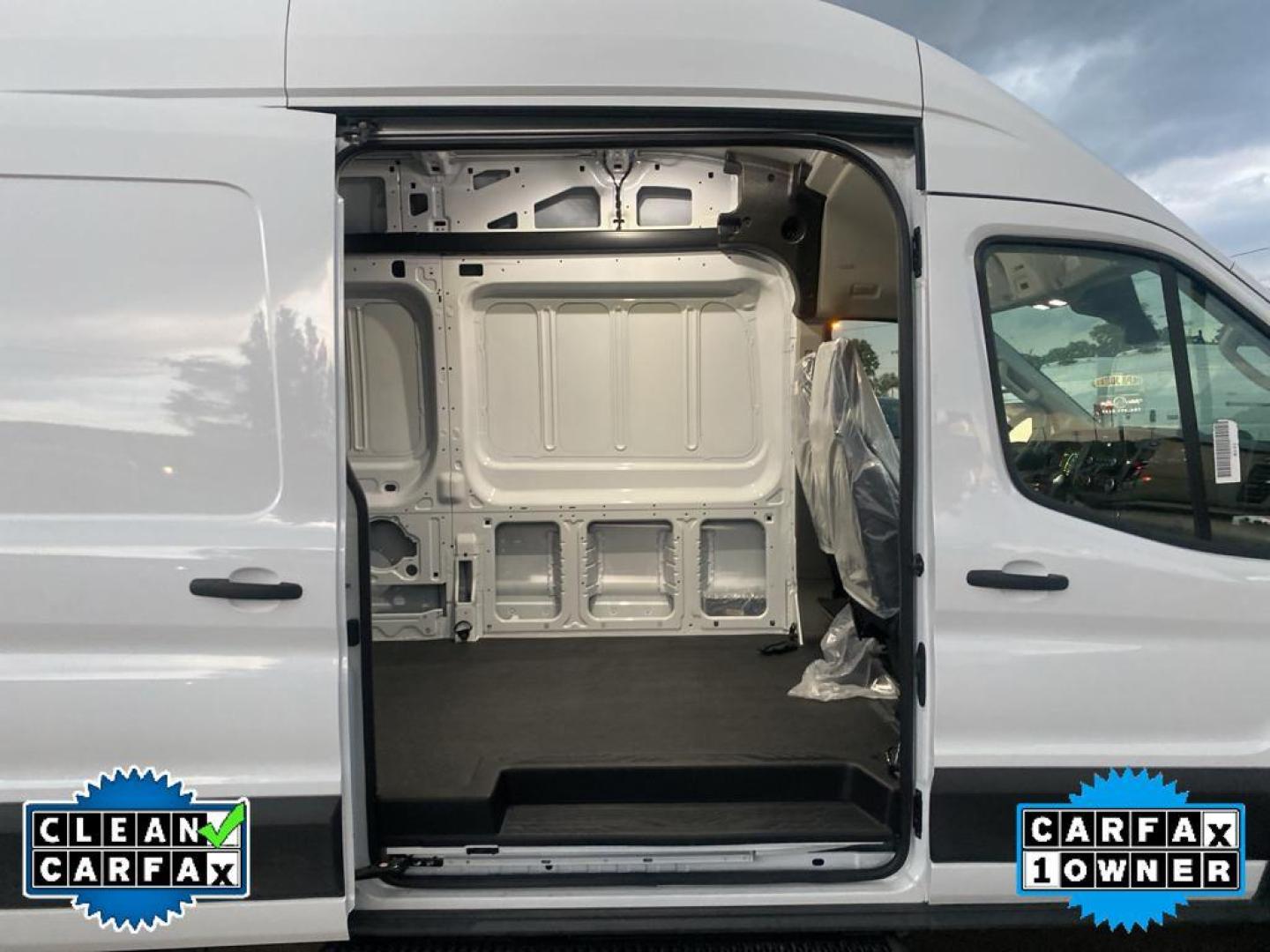 2022 Oxford White /Dark Palazzo Gray Ford Transit Van Base w/11,000 lb. GVWR (1FTRU8XG9NK) with an V6, 3.5L engine, 10-speed automatic transmission, located at 3147 E Independence Blvd, Charlotte, NC, 28205, 35.200268, -80.773651 - <b>Equipment</b><br>Protect this 2022 Ford Transit Van T-350HD EL High Roof from unwanted accidents with a cutting edge backup camera system. This vehicle is a certified CARFAX 1-owner. Our dealership has already run the CARFAX report and it is clean. A clean CARFAX is a great asset for resale valu - Photo#27