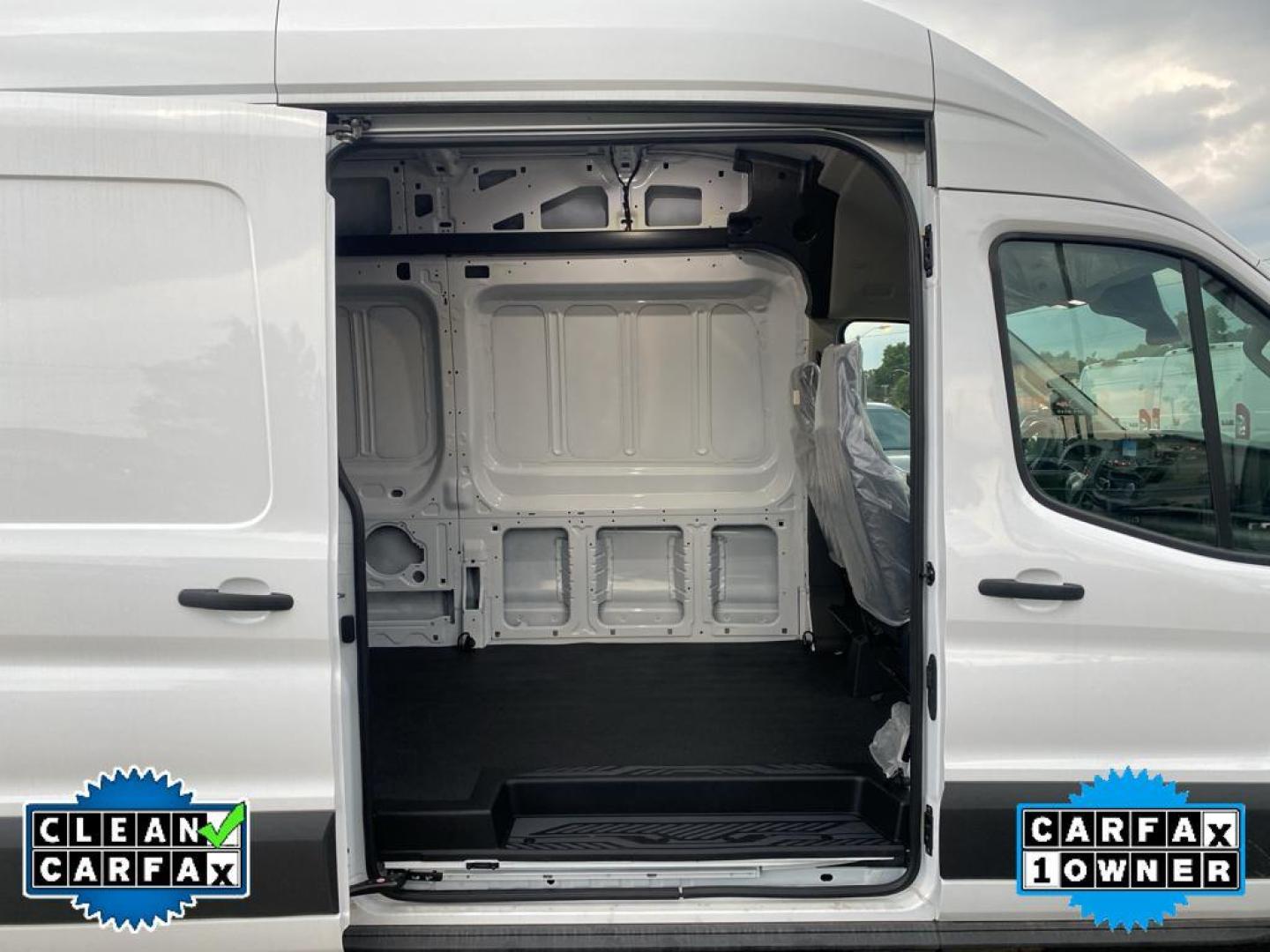 2022 Oxford White /Dark Palazzo Gray Ford Transit Van Base w/11,000 lb. GVWR (1FTRU8XG8NK) with an V6, 3.5L engine, 10-speed automatic transmission, located at 3147 E Independence Blvd, Charlotte, NC, 28205, 35.200268, -80.773651 - Photo#27