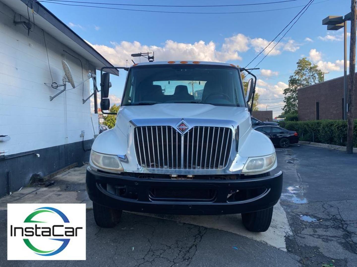 2014 WHITE International DuraStar 4300 (1HTMMAAM0EH) with an L6, 7.6L (466 CID) engine, Automatic transmission, located at 3147 E Independence Blvd, Charlotte, NC, 28205, 35.200268, -80.773651 - Photo#4