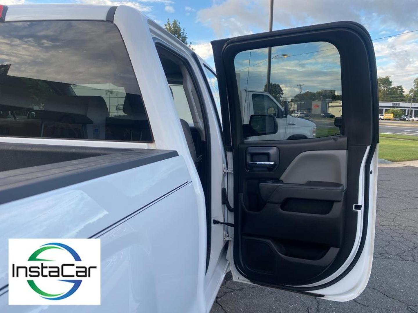 2018 Summit White /Dark Ash/Jet Black Chevrolet Silverado Custom (1GCVKPEC3JZ) with an V8, 5.3L engine, 6-speed automatic transmission, located at 3147 E Independence Blvd, Charlotte, NC, 28205, 35.200268, -80.773651 - <b>Equipment</b><br>This Chevrolet Silverado will allow to see the road and so much more with the HID headlights. The premium wheels make this model stand out from the crowd. Bluetooth technology is built into this vehicle, keeping your hands on the steering wheel and your focus on the road. The sat - Photo#21