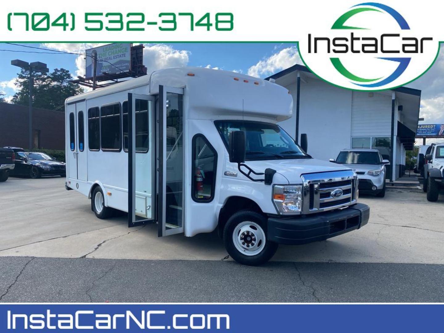 2019 Oxford White /Medium Flint Ford E-450 Super Duty Base (1FDFE4FS2KD) with an V10, 6.8L (415 CID) engine, 6-speed automatic transmission, located at 3147 E Independence Blvd, Charlotte, NC, 28205, 35.200268, -80.773651 - Photo#0