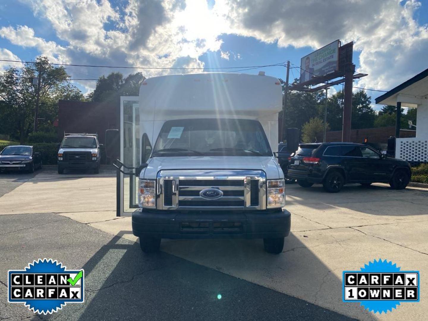 2019 Oxford White /Medium Flint Ford E-450 Super Duty Base (1FDFE4FS2KD) with an V10, 6.8L (415 CID) engine, 6-speed automatic transmission, located at 3147 E Independence Blvd, Charlotte, NC, 28205, 35.200268, -80.773651 - Photo#9