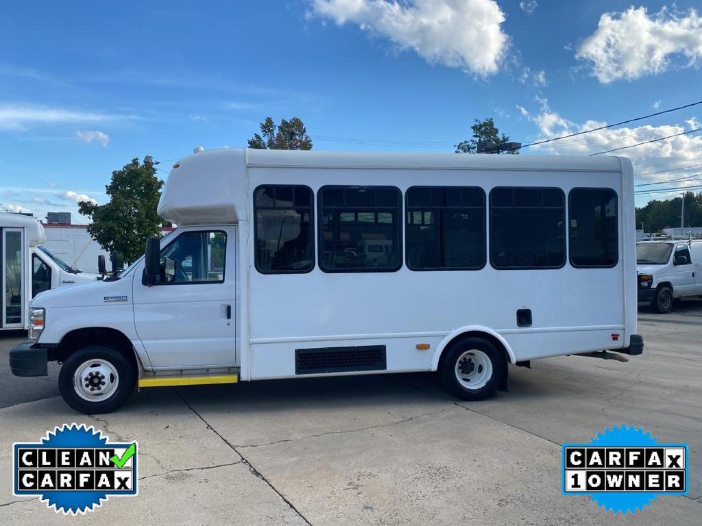 2019 Oxford White /Medium Flint Ford E-450 Super Duty Base (1FDFE4FS2KD) with an V10, 6.8L (415 CID) engine, 6-speed automatic transmission, located at 3147 E Independence Blvd, Charlotte, NC, 28205, 35.200268, -80.773651 - Photo#11