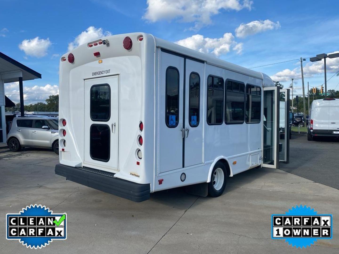 2019 Oxford White /Medium Flint Ford E-450 Super Duty Base (1FDFE4FS2KD) with an V10, 6.8L (415 CID) engine, 6-speed automatic transmission, located at 3147 E Independence Blvd, Charlotte, NC, 28205, 35.200268, -80.773651 - Photo#14