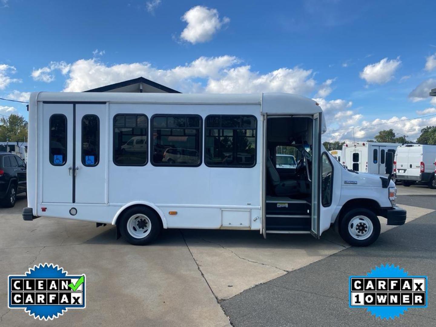 2019 Oxford White /Medium Flint Ford E-450 Super Duty Base (1FDFE4FS2KD) with an V10, 6.8L (415 CID) engine, 6-speed automatic transmission, located at 3147 E Independence Blvd, Charlotte, NC, 28205, 35.200268, -80.773651 - Photo#15