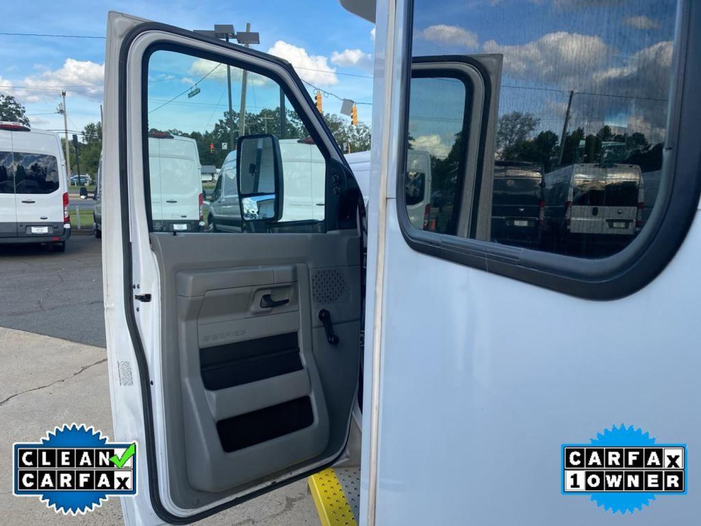 2019 Oxford White /Medium Flint Ford E-450 Super Duty Base (1FDFE4FS2KD) with an V10, 6.8L (415 CID) engine, 6-speed automatic transmission, located at 3147 E Independence Blvd, Charlotte, NC, 28205, 35.200268, -80.773651 - Photo#20