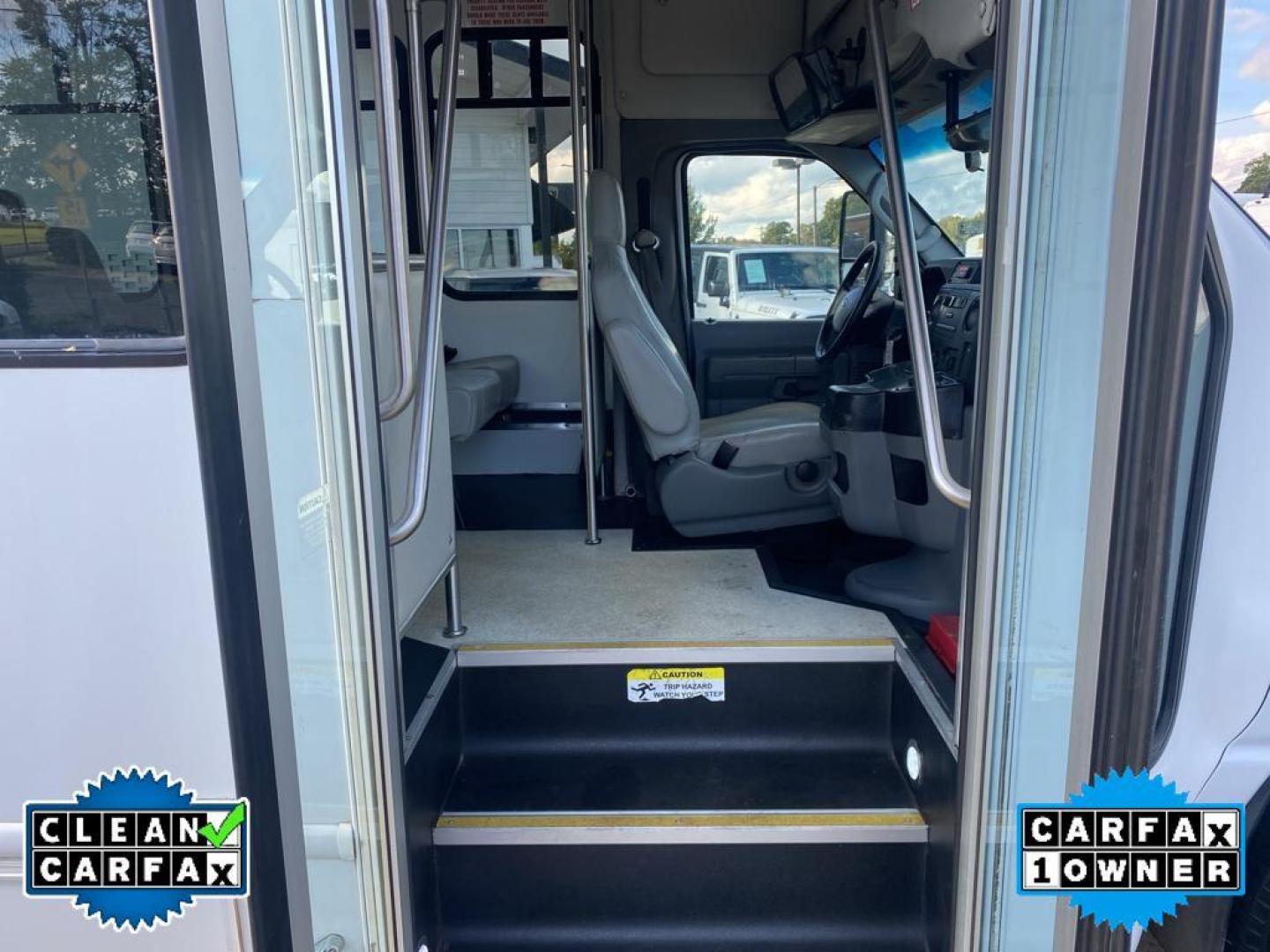 2019 Oxford White /Medium Flint Ford E-450 Super Duty Base (1FDFE4FS2KD) with an V10, 6.8L (415 CID) engine, 6-speed automatic transmission, located at 3147 E Independence Blvd, Charlotte, NC, 28205, 35.200268, -80.773651 - Photo#21