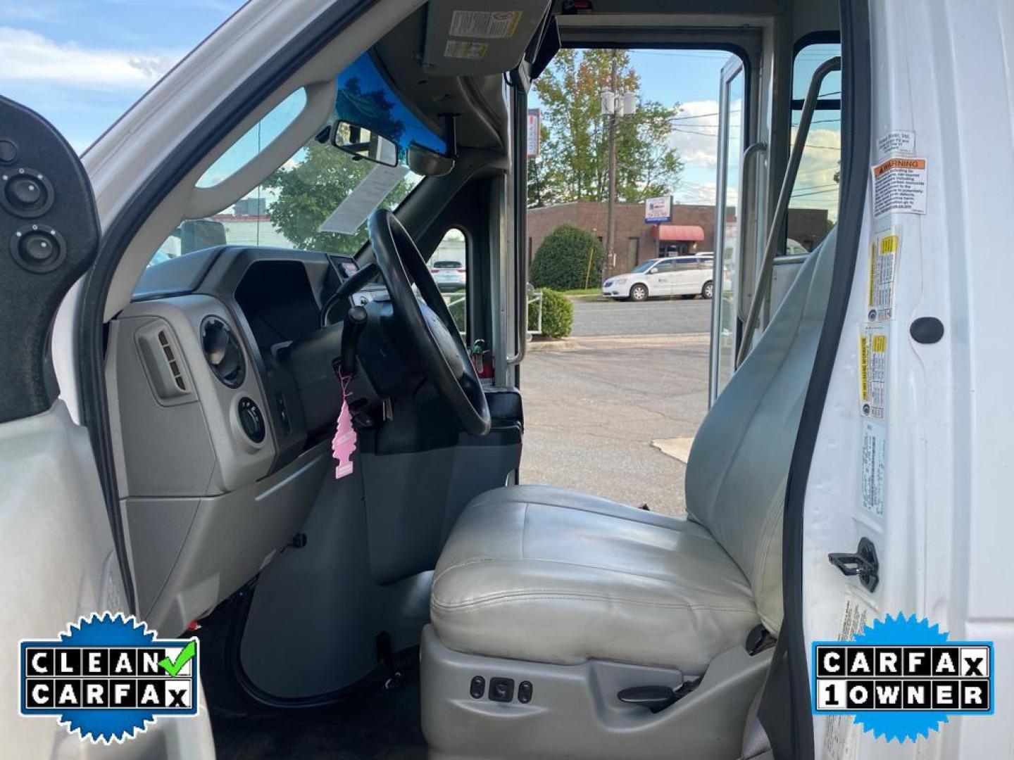 2019 Oxford White /Medium Flint Ford E-450 Super Duty Base (1FDFE4FS2KD) with an V10, 6.8L (415 CID) engine, 6-speed automatic transmission, located at 3147 E Independence Blvd, Charlotte, NC, 28205, 35.200268, -80.773651 - Photo#22