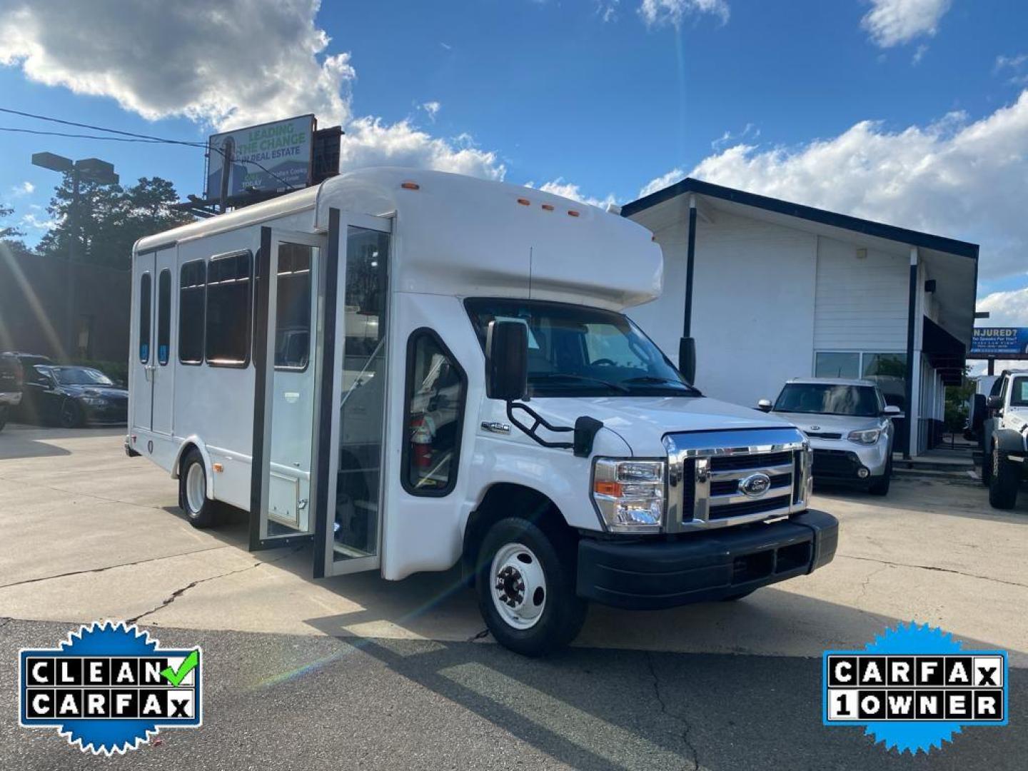 2019 Oxford White /Medium Flint Ford E-450 Super Duty Base (1FDFE4FS2KD) with an V10, 6.8L (415 CID) engine, 6-speed automatic transmission, located at 3147 E Independence Blvd, Charlotte, NC, 28205, 35.200268, -80.773651 - Photo#8