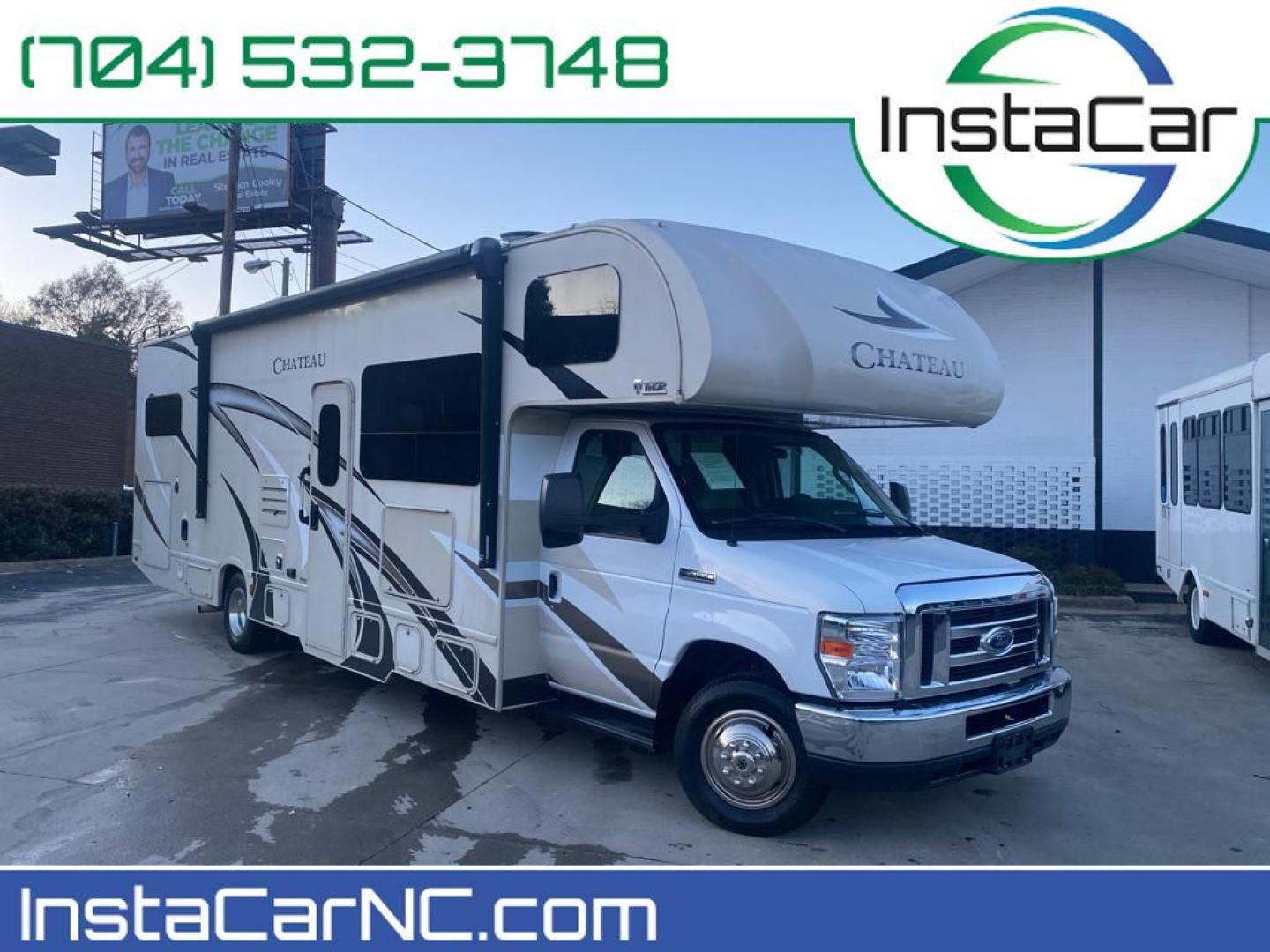 2018 OXFORD WHITE /MEDIUM PEBBLE CLOTH Ford E-450 Super Duty Base (1FDXE4FS2JD) with an V10, 6.8L (415 CID) engine, 6-speed automatic transmission, located at 3147 E Independence Blvd, Charlotte, NC, 28205, 35.200268, -80.773651 - Photo#0