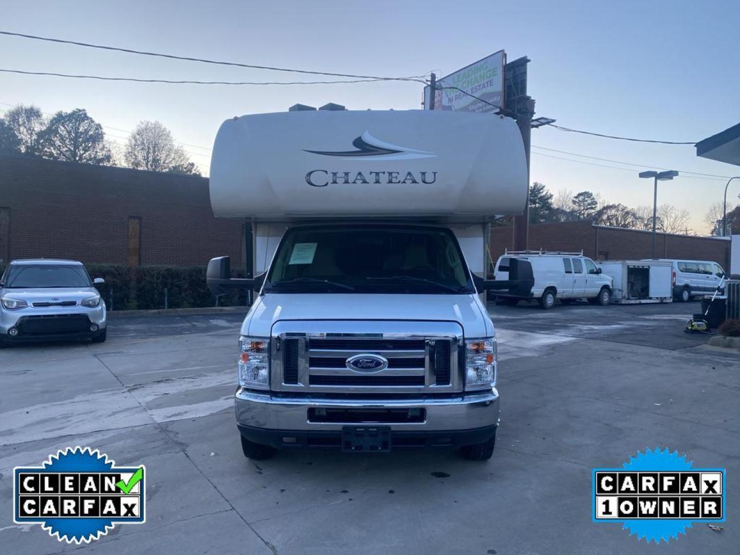 2018 OXFORD WHITE /MEDIUM PEBBLE CLOTH Ford E-450 Super Duty Base (1FDXE4FS2JD) with an V10, 6.8L (415 CID) engine, 6-speed automatic transmission, located at 3147 E Independence Blvd, Charlotte, NC, 28205, 35.200268, -80.773651 - Photo#2