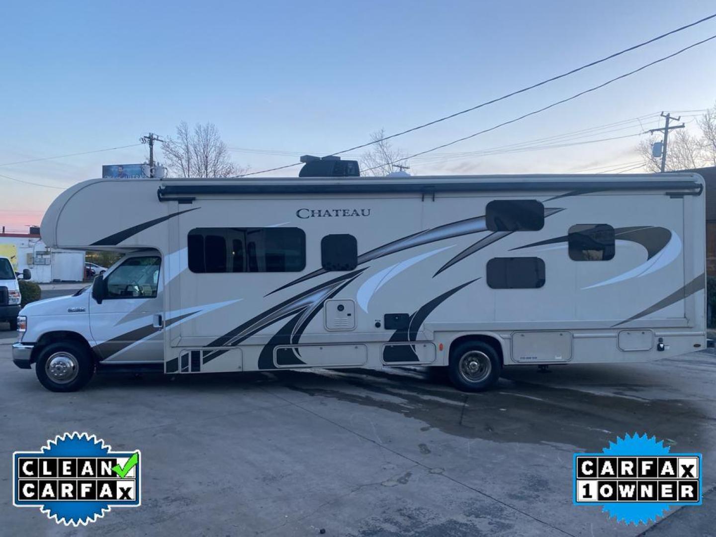 2018 OXFORD WHITE /MEDIUM PEBBLE CLOTH Ford E-450 Super Duty Base (1FDXE4FS2JD) with an V10, 6.8L (415 CID) engine, 6-speed automatic transmission, located at 3147 E Independence Blvd, Charlotte, NC, 28205, 35.200268, -80.773651 - Photo#4