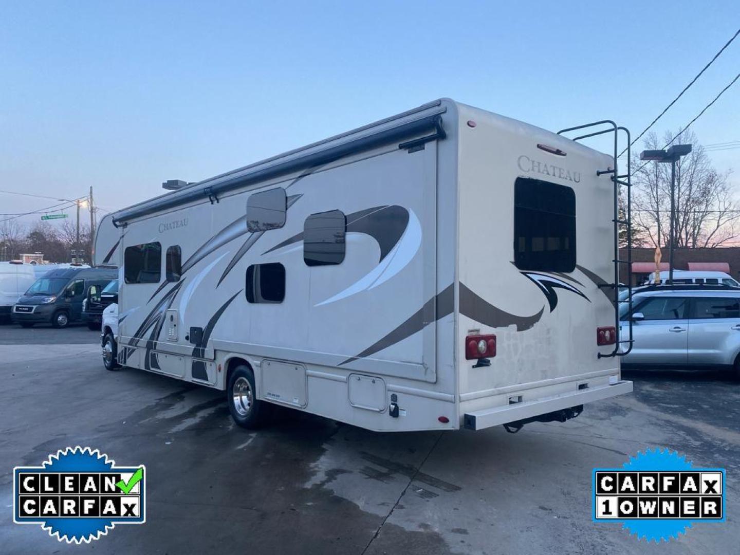 2018 OXFORD WHITE /MEDIUM PEBBLE CLOTH Ford E-450 Super Duty Base (1FDXE4FS2JD) with an V10, 6.8L (415 CID) engine, 6-speed automatic transmission, located at 3147 E Independence Blvd, Charlotte, NC, 28205, 35.200268, -80.773651 - Photo#5