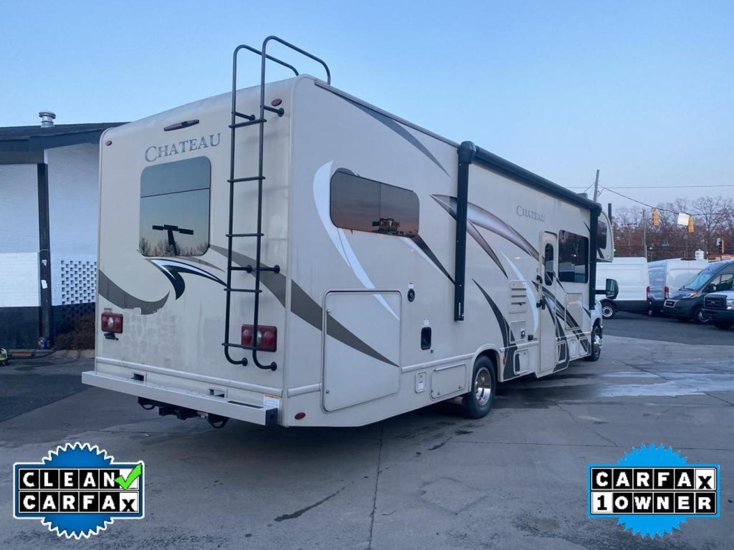 2018 OXFORD WHITE /MEDIUM PEBBLE CLOTH Ford E-450 Super Duty Base (1FDXE4FS2JD) with an V10, 6.8L (415 CID) engine, 6-speed automatic transmission, located at 3147 E Independence Blvd, Charlotte, NC, 28205, 35.200268, -80.773651 - Photo#7